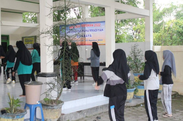 Ibu-ibu PKK dan Tim KKN UM Surabaya Antusias Mengikuti Senam Pagi