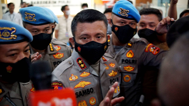 Kadiv Propam Polri nonaktif Irjen Ferdy Sambo usai memenuhi panggilan pemeriksaan di Bareskrim Polri, Jakarta, Kamis (4/8/2022). Foto: Jamal Ramadhan/kumparan