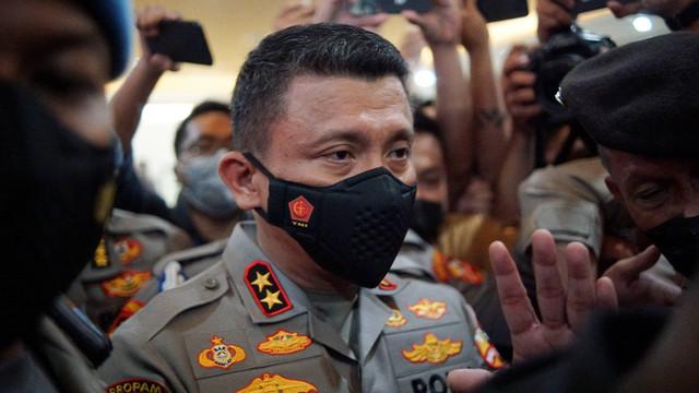Kadiv Propam Polri nonaktif Irjen Ferdy Sambo usai memenuhi panggilan pemeriksaan di Bareskrim Polri, Jakarta, Kamis (4/8/2022). Foto: Jamal Ramadhan/kumparan