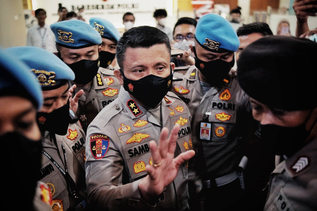 Kadiv Propam Polri nonaktif Irjen Ferdy Sambo usai memenuhi panggilan pemeriksaan di Bareskrim Polri, Jakarta, Kamis (4/8/2022). Foto: Jamal Ramadhan/kumparan