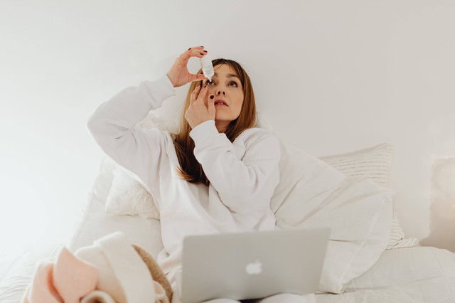 Obat tetes mata biasanya digunakan untuk mengatasi mata merah, kering, dan lain-lain. Foto: Pexels.com