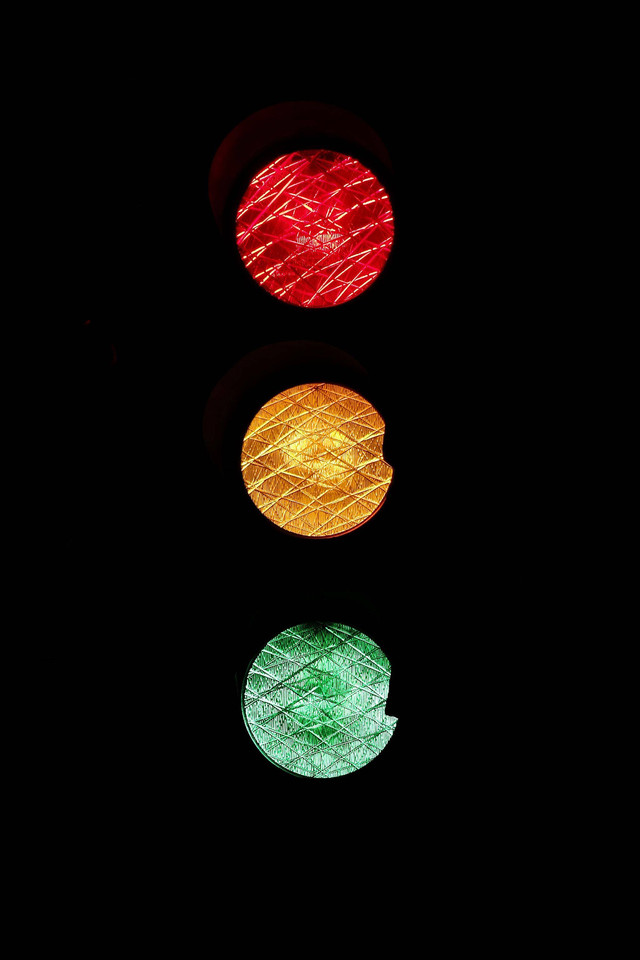 Sumber : https://pixabay.com/id/photos/lampu-lalu-lintas-rambu-lalulintas-514932/