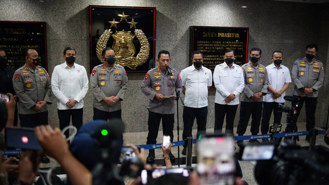 Kapolri Jenderal Pol Listyo Sigit Prabowo menyampaikan keterangan kepada wartawan di Mabes Polri, Jakarta Selatan, Kamis (4/8/2022). Foto: Jamal Ramadhan/kumparan