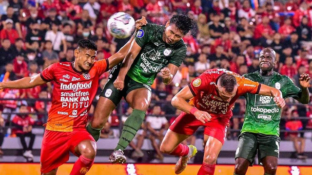 Duel antara pemain Bali United vs Rans Nusantara di Liga 1. Foto: Instagram/@rans.nusantara