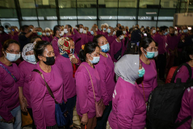 Sejumlah Pekerja Migran Indonesia (PMI) ilegal asal Malaysia duduk di bus setibanya di Terminal 3 Bandara Internasional Soekarno Hatta, Tangerang, Banten, Kamis (4/8/2022). Foto: Fauzan/Antara Foto