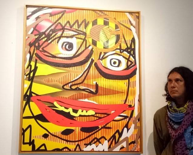 Sinaga Goatama bersama salah-satu lukisan yang dipamerkan - LSU