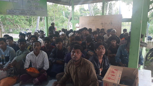Pengungsi Rohingya beberapa saat setelah tiba di Alue Buya Pasie, ditolong warga setempat. Foto: dok. Yayasan Geutanyoe  