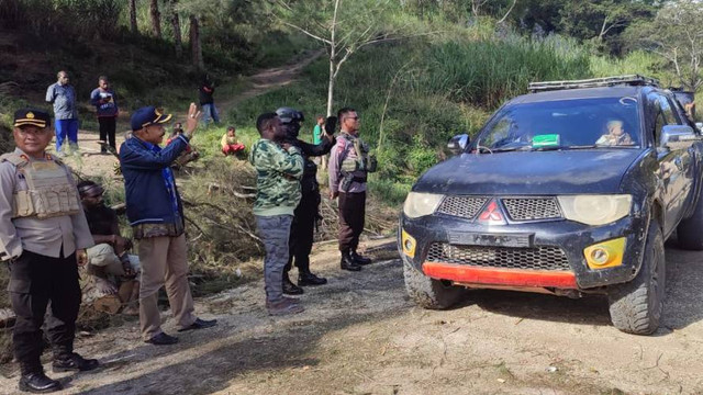 Pembukaan Jalan Trans Papua Wamena-Tolikara. (Foto Humas Polda Papua)