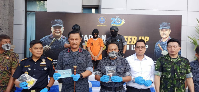 Kepala BNN Bali menunjukkan barang bukti - Rob