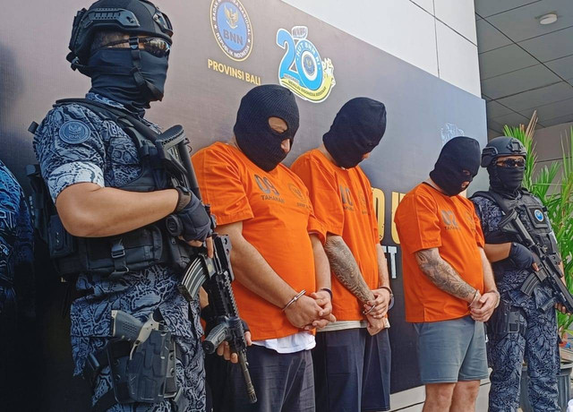 Kepala BNN Bali Brigjen I Gde Sugianyar saat menunjukkan barang bukti narkotika milik WNA jaringan kokain dan sabu di BNN Bali. Foto: Denita br Matondang/Kumparan