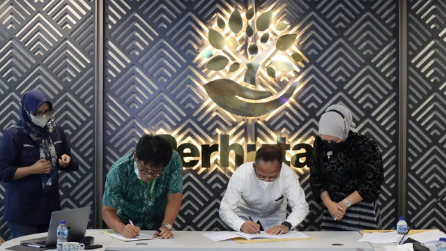 Penandatanganan merger anak usaha Perhutani. Foto: Perhutani
