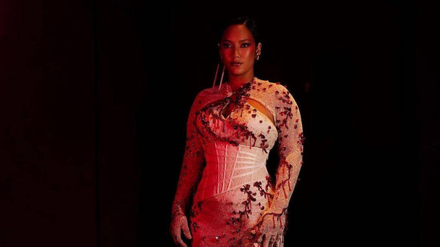 Terinspirasi dari Kain Kafan, Ini Gaya Tara Basro di Premier Pengabdi Setan 2. Foto: Instagram/@tarabasro