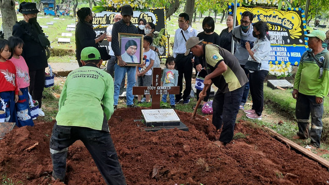 Suasana pemakaman Komedian Eddy Gombloh di TPU Tegal Alur, Kalideres, Jakarta Barat, Jumat (5/8/2022). Foto: Alexander Vito/kumparan
