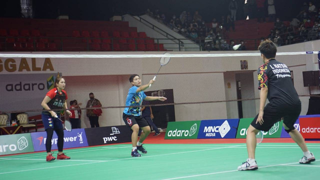 Mantan atlet bulu tangkis Indonesia, Tontowi Ahmad/Liliyana Natsir, tampil di laga ekshibisi Piala Presiden Bulu Tangkis 2022 melawan Siti Fadia/Ribka Sugiarto di GOR Nanggala, Cijantung, Jakarta Timur, Jumat (5/8). Foto: Jodi Hermawan/kumparan