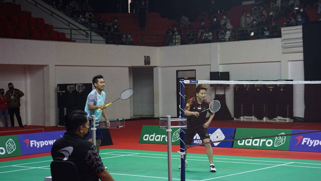 Mantan atlet bulu tangkis Indonesia, Tontowi Ahmad/Liliyana Natsir, tampil di laga ekshibisi Piala Presiden Bulu Tangkis 2022 melawan Siti Fadia/Ribka Sugiarto di GOR Nanggala, Cijantung, Jakarta Timur, Jumat (5/8). Foto: Jodi Hermawan/kumparan