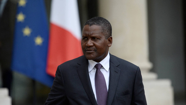 Pengusaha Nigeria dan orang terkaya Afrika Aliko Dangote meninggalkan Istana Kepresidenan Elysee setelah pertemuan antara Presiden Prancis dan pengusaha Prancis dan Afrika pada 7 Oktober 2016 di Paris. Foto: STEPHANE DE SAKUTIN/AFP