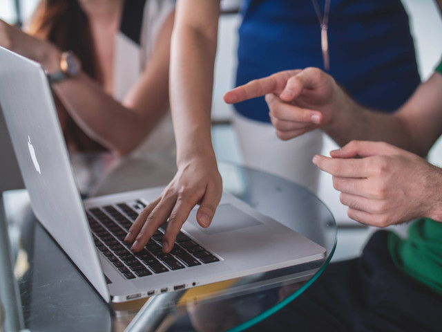 Ilustrasi menggunakan laptop. Foto: Mimi Thian/unsplash
