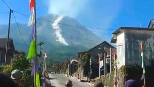 Guguran lava pijar di Gunung Merapi yang terlihat jelas. FOto: istimewa