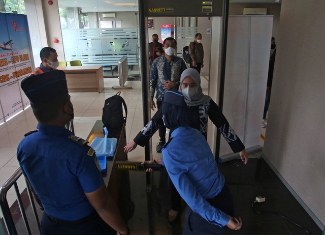 Petugas Avsec memeriksa penumpang untuk penerbangan komersil perdana menuju Purbalingga di Bandara Pondok Cabe, Tangerang Selatan, Banten, Jumat (5/8/2022). Foto: Muhammad Iqbal/ANTARA FOTO