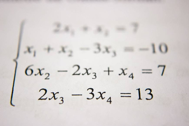 Ilustrasi Rumus Logika Matematika. Foto. dok. Antoine Dautry (Unsplash.com)