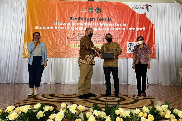 Kemenparekraf bersama Komisi X DPRD RI menggelar bimbingan teknis di Gedung Kateketik Sekadau, Jumat, 5 Agustus 2022. Foto: Dok. Istimewa