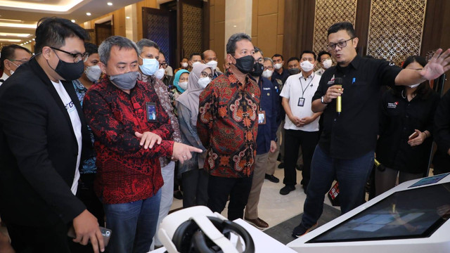 Menteri Kelautan dan Perikanan RI Sakti Wahyu Trenggono (kedua dari kanan) didampingi oleh Chairman ITDRI Jemy V. Confido (kedua dari kiri) mengunjungi booth Smart Fisheries Village Telkom usai penandatanganan kerjasama pada Selasa (2/8) di Hotel Sultan, Jakarta. Foto: dok. Telkom Indonesia