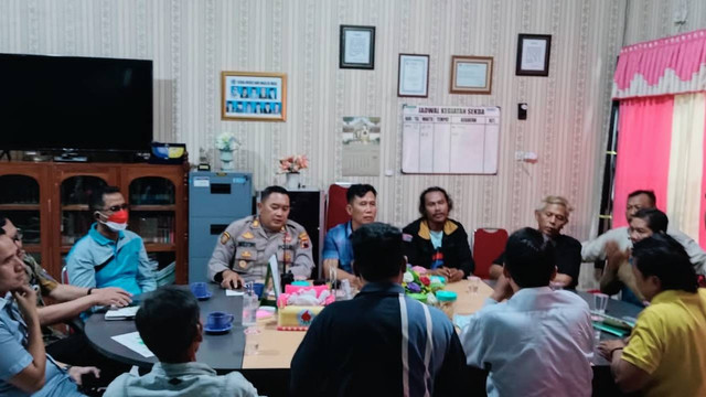 Sejumlah pedagang yang biasa berjualan di Pasar Malam HUT RI, menggeruduk Kantor Bupati Brebes, Jumat (5/8/2022).
