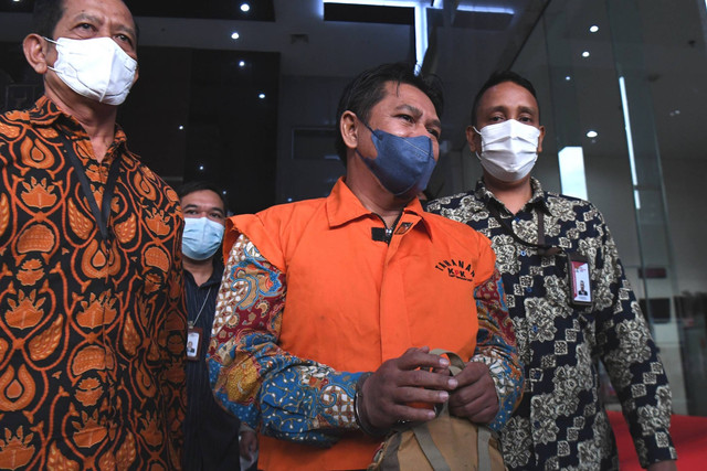 Supervisor Tim Pemeriksa Pajak pada KPP Pare, Jawa Timur, Abdul Rachman mengenakan rompi tahanan usai diperiksa di gedung KPK Jakarta, Jumat (5/8/2022). Foto: Hafidz Mubarak A/ANTARA FOTO