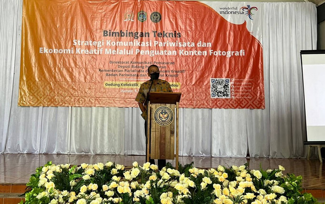Adrianus Asia Sidot, Anggota Komisi X DPR RI, memberikan sambutan dalam bimbingan teknis strategi komunikasi pariwisata dan ekonomi kreatif melalui penguatan konten fotografi di Gedung Kateketik Sekadau. Foto: Dok. Istimewa