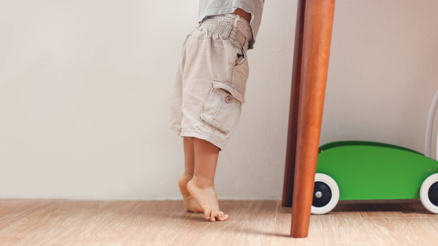 Ilustrasi anak berjalan jinjit. Foto: Onjira Leibe/Shutterstock