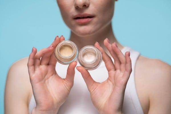 Ilustrasi foundation atau concealer dulu (Sumber: Pexels)