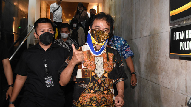 Petugas mengawal mantan Menteri Pemuda dan Olahraga Roy Suryo  saat menuju rutan usai menjalani pemeriksaan di Direktorat Reskrimum Polda Metro Jaya, Jakarta, Jumat (5/8/2022). Foto: Indrianto Eko Suwarso/ANTARA FOTO