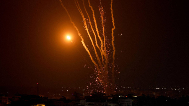 Roket ditembakkan oleh militan Palestina ke Israel, di tengah pertempuran Israel-Palestina, di Kota Gaza 5 Agustus 2022. Foto: Mohammed Salem/REUTERS