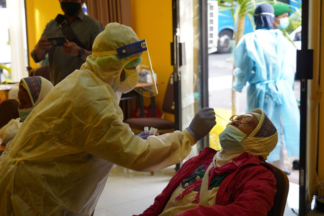 Tes COVID-19 yang dilakukan pada setiap jemaah haji Debarkasi Surabaya. Foto: Dok. PPIH Debarkasi Surabaya