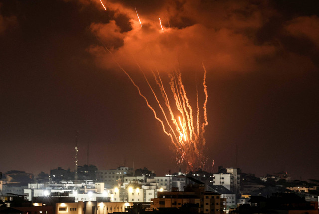 Roket Palestina ditembakkan dari Kota Gaza sebagai pembalasan atas serangan udara Israel sebelumnya pada Jumat (5/8/2022). Foto: Mahmud Hams/AFP