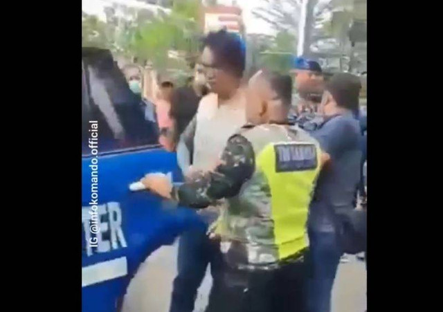 Tangkapan layar video keributan oknum polisi AKP R dengan personel TNI AL di depan lobby Hotel Planet Holiday, Batam. (Foto: ist)