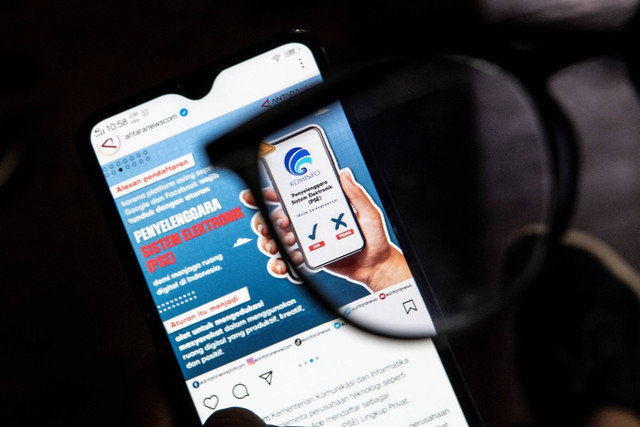 Warga menggunakan aplikasi media sosial Instagram di Jakarta, Senin (18/7/2022). Foto: Muhammad Adimaja/ANTARA FOTO