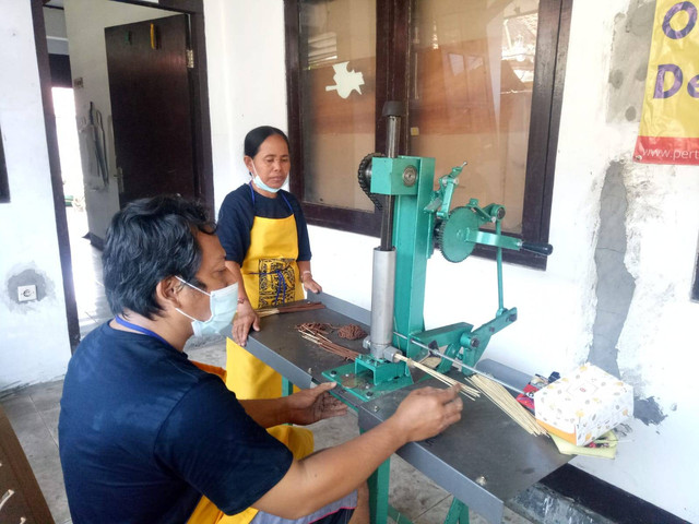 Pembuatan Dupa oleh Orang dengan Skizofrenia di Bali - LSU