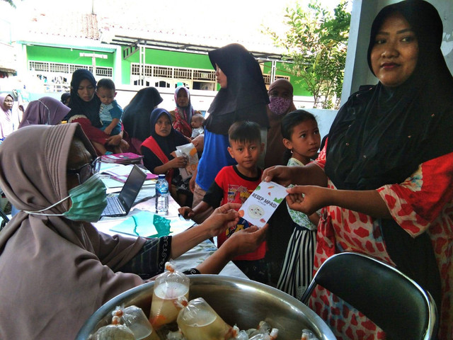 Pembagian Booklet kepada Ibu Balita. Sumber: Dokumen Pribadi