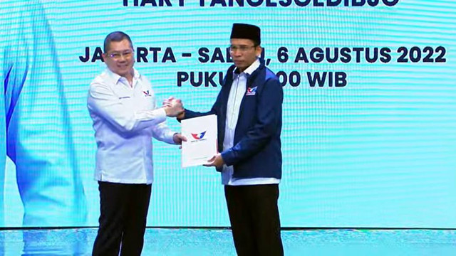 Hary Tanoe bersalaman dengan TGB Muhammad Zainul Majdi yang resmi menjadi Ketua Harian Nasional DPP Partai Perindo. Foto: Youtube/@Partai Perindo
