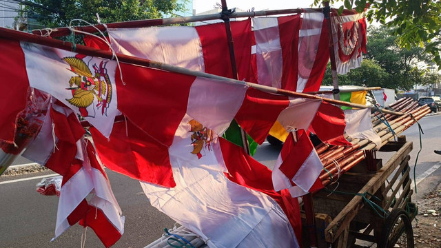 Penjual bendera musiman di Jalan Palmerah, Sabtu (6/8/2022). Foto: Narda Margaretha Sinambela/kumparan