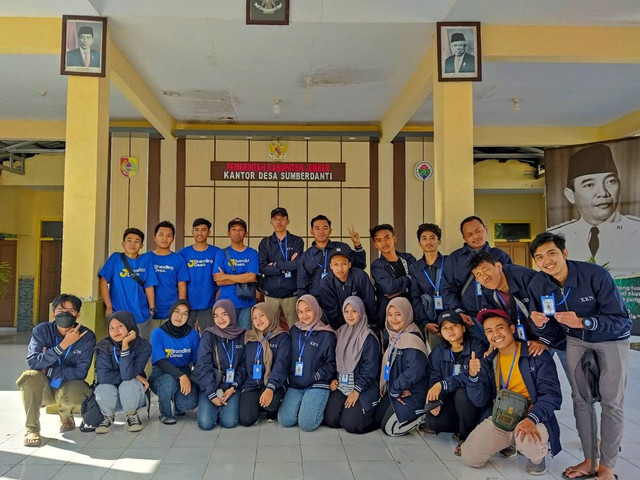 Foto Bersama Anggota Komunitas J Branding dan Mahasiswa KKN Tematik Sumber : Arsip Tim PDD KKN Desa Sumberdanti
