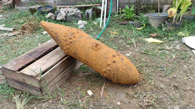 Sebuah benda diduga bom yang ditemukan warga di Dukuh Karanglegi, Desa Patalan, Kecamatan Blora, Kabupaten Blora, Jawa Tengah. Sabtu (06/08/2022). (foto: priyo/beritabojonegoro)
