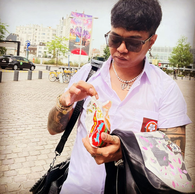 Reza Arap pakai seragam SMA di Tomorrowland. Foto: Instagram/weird.genius