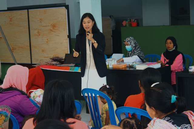 Anggota KKNK-189 sedang melakukan penyuluhan tentang imunisasi MR. Dokumentasi pribadi.jpg