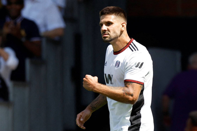 Pemain Fulham Aleksandar Mitrovic merayakan mencetak gol pertama mereka saat hadapi Liverpool, di Stadion Craven Cottage, London, Inggris, Sabtu (6/8/2022). Foto: Action Images via Reuters/Peter Cziborra