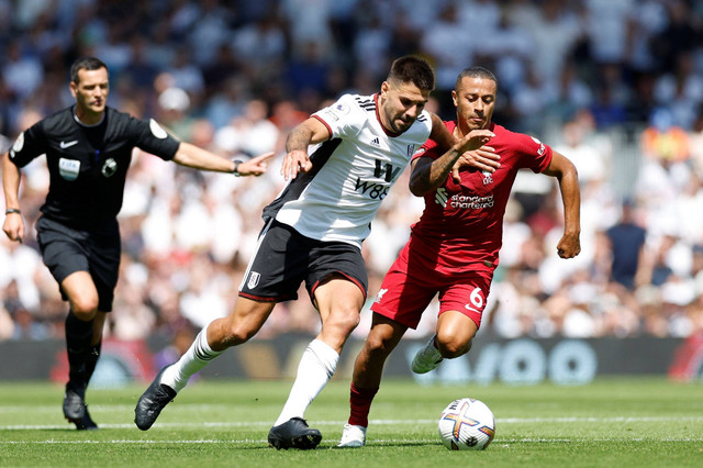 Pemain Fulham Aleksandar Mitrovic beraksi dengan pemain Liverpool Thiago Alcantara di Stadion Craven Cottage, London, Inggris, Sabtu (6/8/2022). Foto: Action Images via Reuters/Peter Cziborra