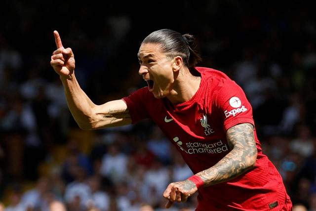 Pemain Liverpool Darwin Nunez berselebrasi usai mencetak gol pertama mereka saat hadapi Fulham di Stadion Craven Cottage, London, Inggris, Sabtu (6/8/2022). Foto: Action Images via Reuters/Peter Cziborra