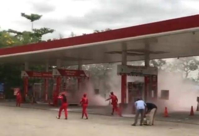 Petugas SPBU Tapak Kuda Kendari saat memadamkan percikan api. Foto: Ist