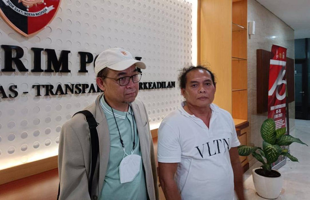 Burhanuddin dan Deolipa Yumara (kiri ke kanan), pengacara baru Bharada E di Bareskrim Polri, Sabtu (6/8). Foto: Jonathan Devin/kumparan